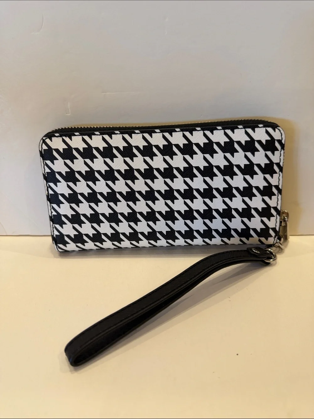 Michael Kors Black & White Houndstooth Wristlet Wallet